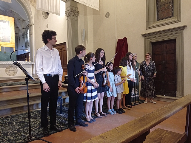 giovani allievi violinisti assieme agli insegnanti