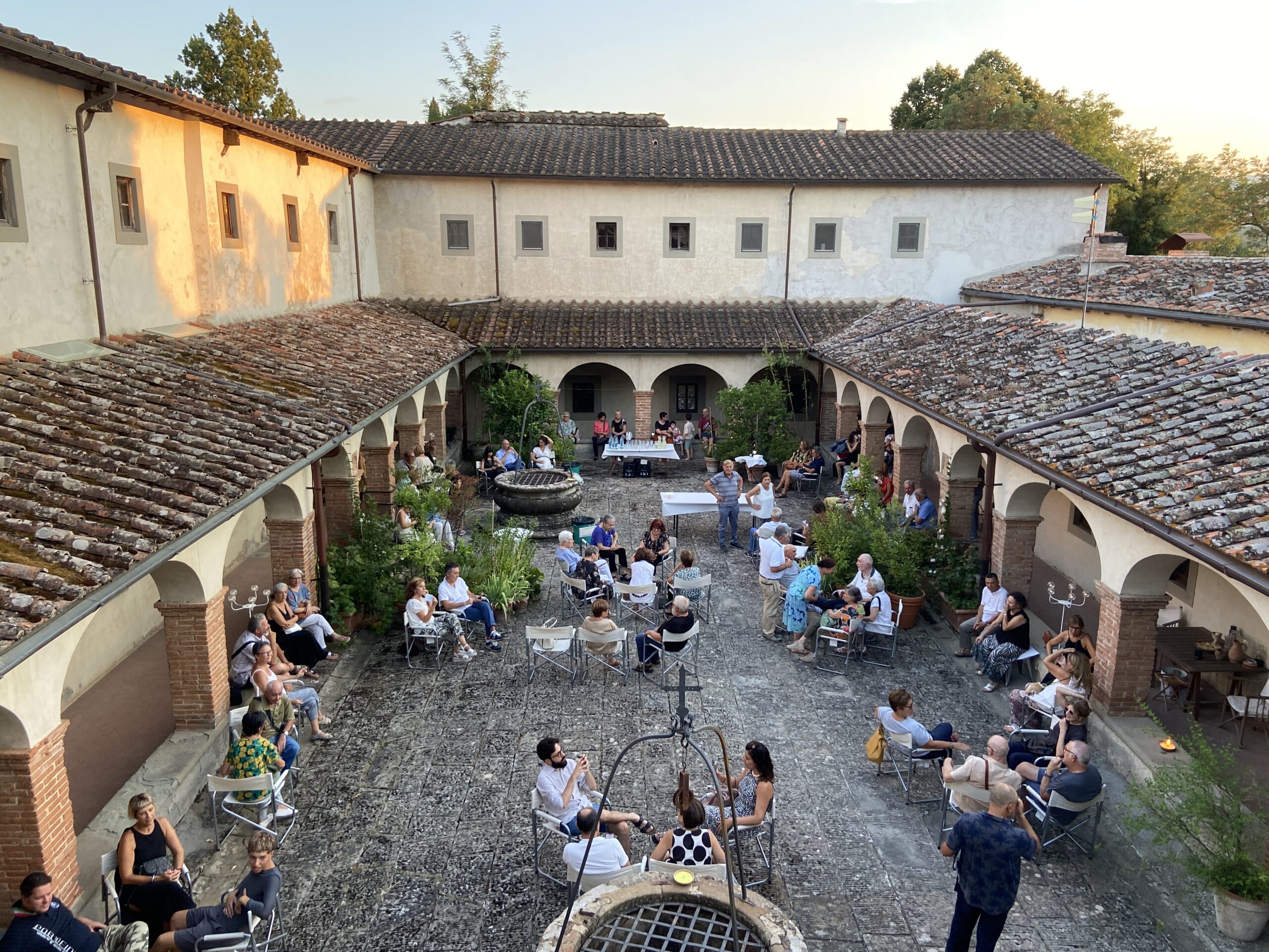 chiostro del convento guarnito di persone.
